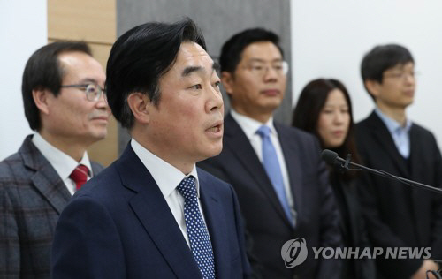 강병구 인하대 교수(왼쪽에서 두번째)의 모습/연합뉴스