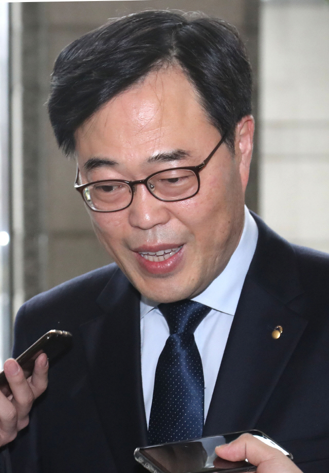 김기식 금융감독원장이 9일 오전 서울 영등포구 금감원으로  출근하며 기자들 질문에 답하고 있다. /연합뉴스