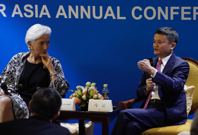 크리스틴 라가르드(왼쪽) 국제통화기금(IMF) 총재와 마윈 알리바바그룹 회장이 9일(현지시간) 중국 하이난성 보아오포럼에서 토론하고 있다. /보아오=신화연합뉴스