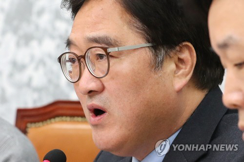 한국당 비난한 우원식 “청와대 눈치만 보는 해바라기 여당” vs “국민의 여망을 깔아뭉갠 것”
