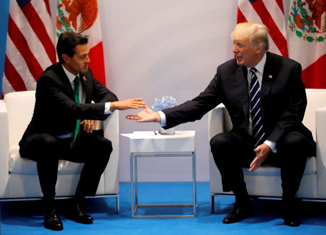 엔리케 페냐 니에토(왼쪽) 멕시코 대통령과 도널드 트럼프 미국 대통령이 지난해 7월 7일 독일 함부르크에서 정상회담을 하고 있다. /로이터연합뉴스