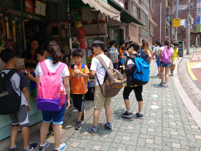 서울의 한 초등학교 학생들이 하굣길에 간식거리를 사 먹고 있다./서울경제DB