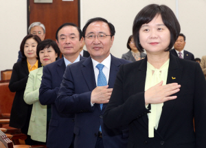 9일 오후 국회에서 열린 민주평화당과 정의당의 공동교섭단체인 평화와 정의의 의원모임 의원총회에서 참석자들이 국기에 경례하고 있다./연합뉴스