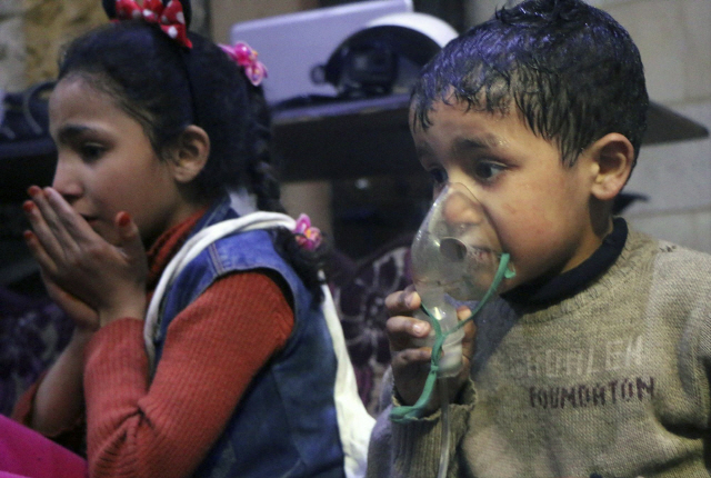시리아 반군 장악지역인 두마에서 화학무기 의심 공격이 발생해 어린이들이 치료받고 있다. /AP·시리아민방위대(SCD) 제공=연합뉴스