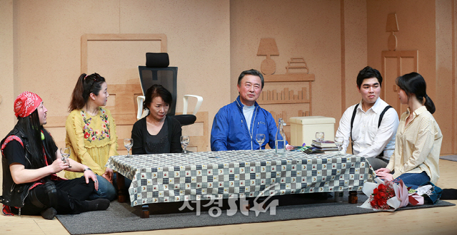 10일 오후 서울 중구 한양레퍼토리에서 열린 연극 ‘특별한 저녁식사’ 프레스콜에서 배우들이 열연을 펼치고 있다.