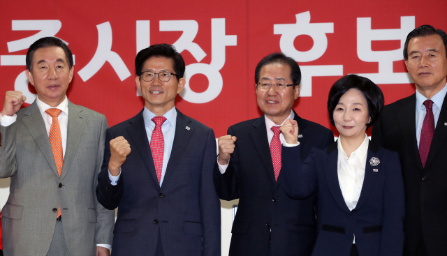 홍준표 자유한국당 대표가 10일 오전 서울 영등포구 자유한국당사에서 열린 서울·세종시장 후보 추대 결의식에서 김문수 서울시장후보(왼쪽 두번째)와 송아영 세종시장 후보(오른쪽 두번째) 등 참석자들과 파이팅을 외치고 있다./연합뉴스