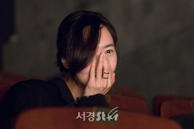 배우 배두나가 10일 오후 서울 중구 한양레퍼토리에서 열린 연극 ‘특별한 저녁식사’ 프레스콜에 참석해 공연을 지켜보고 있다.
