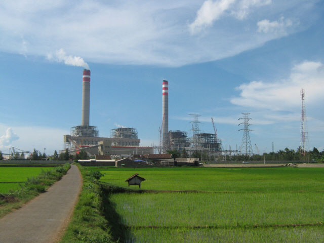 한국중부발전이 인도네시아 자와텡가주(州) 제파라에서 운영하고 있는 탄중자티 석탄화력발전소 모습. 1·2호기는 핀란드 전력회사 포튬이, 3·4호기는 중부발전이 각각 운영하고 있다. /인도네시아 제파라=김상훈기자