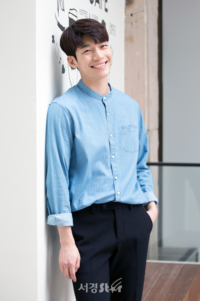 배우 위하준이 10일 오후 서울 중구 한 카페에서 진행된 서경스타와의 인터뷰에 앞서 포토타임을 갖고 있다.