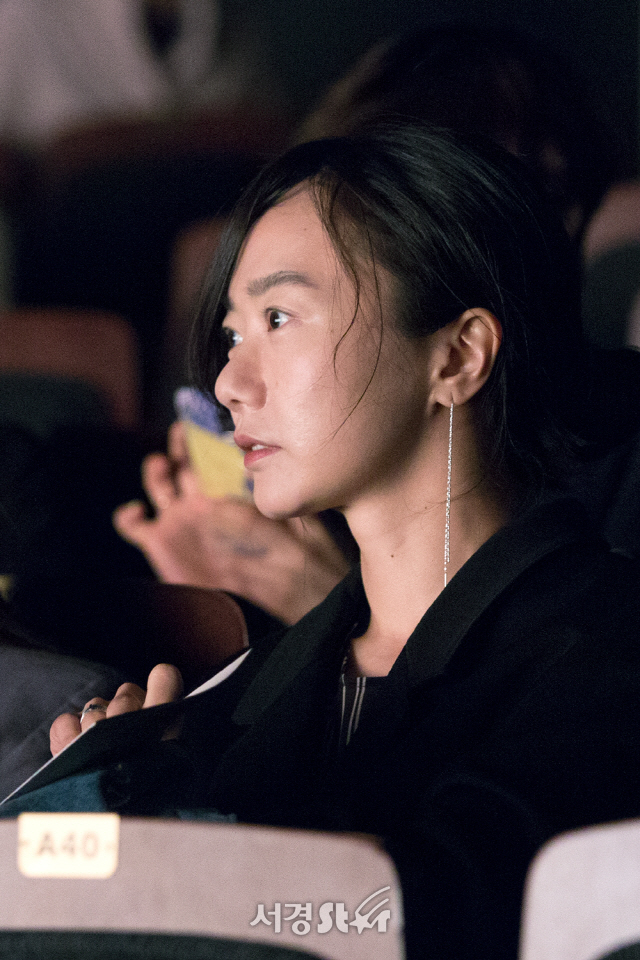 배우 배두나가 10일 오후 서울 중구 한양레퍼토리에서 열린 연극 ‘특별한 저녁식사’ 프레스콜에 참석해 공연을 관람하고 있다.