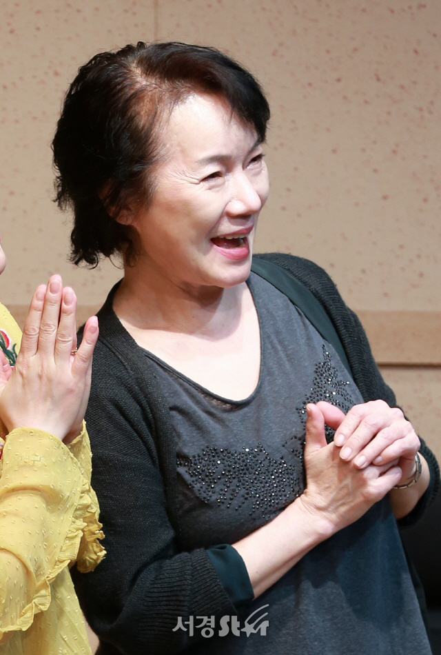 배우 김화영이 10일 오후 서울 중구 한양레퍼토리에서 열린 연극 ‘특별한 저녁식사’ 프레스콜에 참석해 열연을 펼치고 있다.