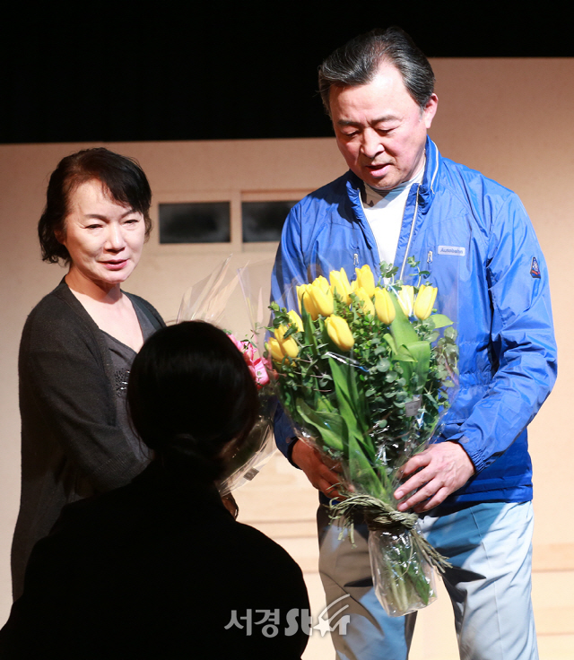 10일 오후 서울 중구 한양레퍼토리에서 열린 연극 ‘특별한 저녁식사’ 프레스콜에서 배우 배두나가 김화영, 이승철에게 꽃다발을 전달하고 있다.