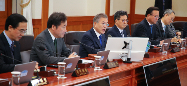 문재인 대통령이 10일 오전 청와대에서 열린 국무회의에서 발언하고 있다./연합뉴스