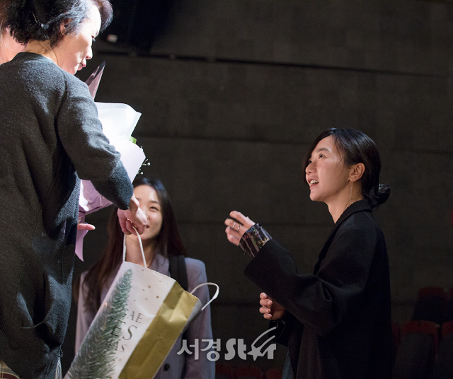 배우 배두나가 10일 오후 서울 중구 한양레퍼토리에서 열린 연극 ‘특별한 저녁식사’ 프레스콜에 참석해 김화영과 대화를 나누고 있다.
