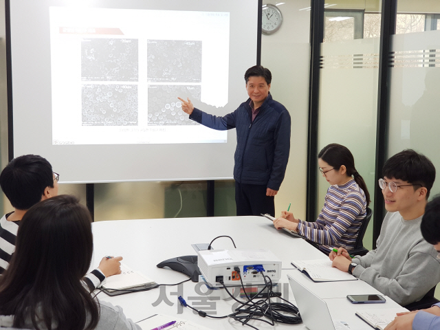 이희용 지투지바이오 대표와 직원들이 연구개발 회의를 하고 있다. /사진제공=한남대