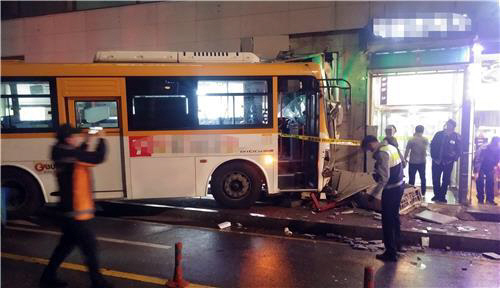 신호위반 택시가 좌회전하던 시내버스 들이받아…4명 부상