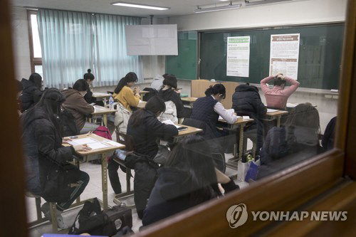 대학수학능력시험일이던 지난해 11월 23일 오전 경북 포항시 남구 포항이동고등학교 고사장에서 수험생들이 시험을 준비하고 있다./연합뉴스