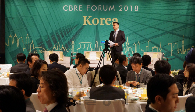 서울 광화문 포시즌스 호텔에서 11일 개최된 ‘CBRE 포럼’ 행사에 참석한 대런 크라코비악(Darren Krakowiak) CBRE 코리아 대표가 환영인사를 하고 있다. /사진제공=CBRE코리아