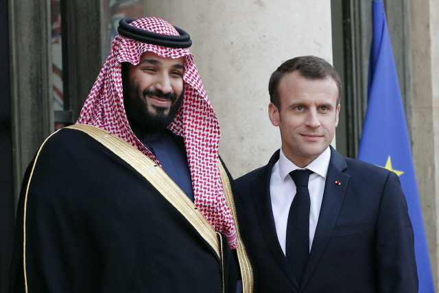 에마뉘엘 마크롱(왼쪽) 프랑스 대통령이 10일(현지시간) 파리 엘리제궁에서 무함마드 빈살만 사우디아라비아 왕세자와 회담이 끝난 기념사진을 찍고 있다 /파리=AP연합뉴스
