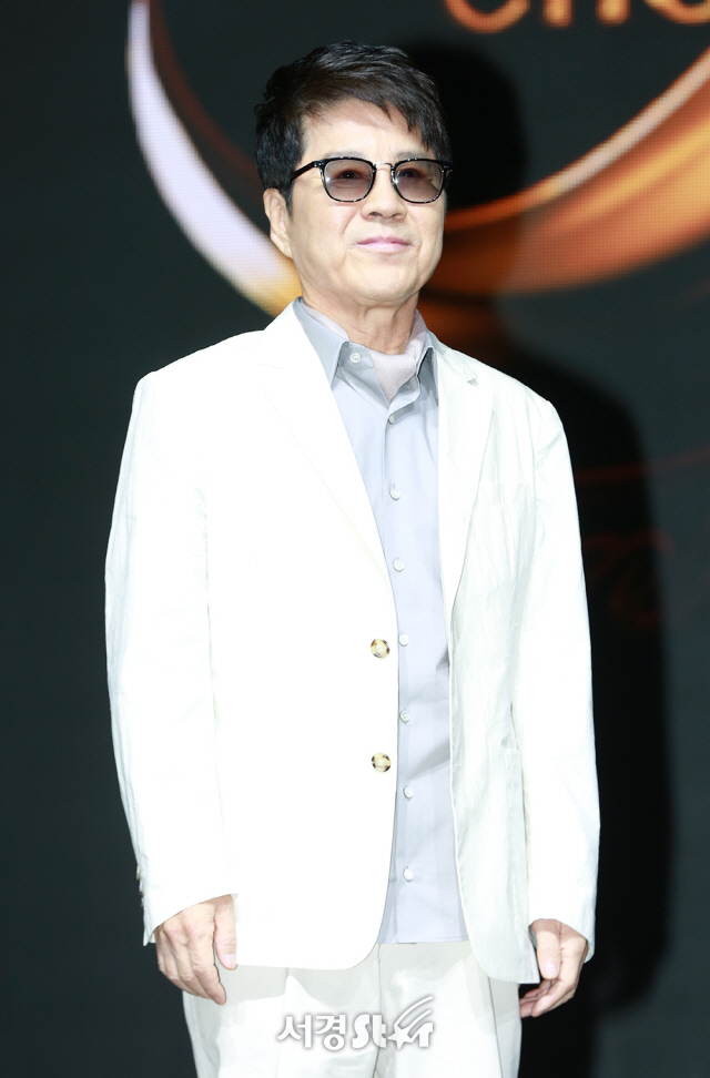 가수 조용필이 11일 오후 서울 용산구 블루스퀘어 아이마켓홀에서 열린 데뷔 50주년 기념 기자 간담회에 참석해 포토타임을 갖고 있다.