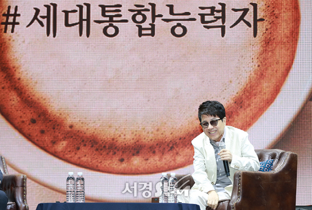 가수 조용필이 11일 오후 서울 용산구 블루스퀘어 아이마켓홀에서 열린 데뷔 50주년 기념 기자 간담회에 참석하고 있다.