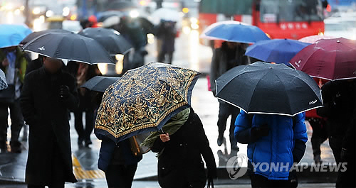 주말날씨, 전국 곳곳에 비...예년보다 ‘따뜻해’