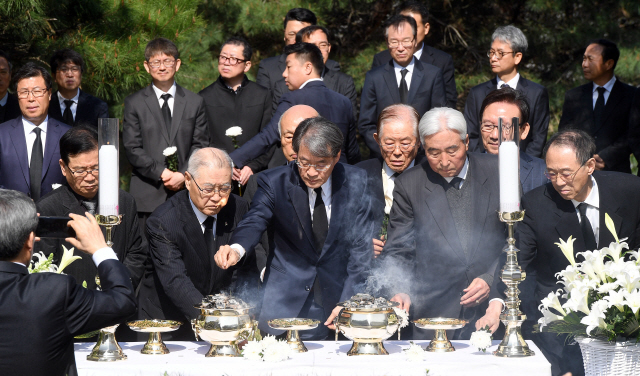 고(故)백상 장기영 한국일보·서울경제신문 창간 발행인의 41주기 추모식이 11일 경기도 하남시 창우동 묘소에서 열렸다. 이종환(앞줄 왼쪽 세번째)서울경제신문 대표이사 부회장, 임종건(〃 왼쪽)전 서울경제신문 부회장등 전현직 임직원들이 분향하고 있다. /이호재기자