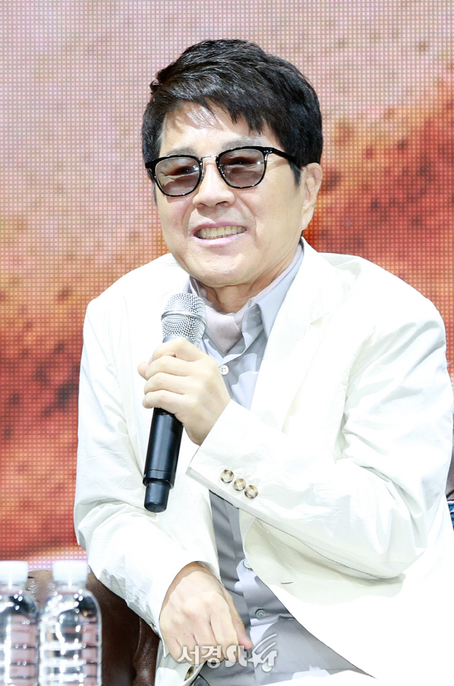 가수 조용필이 11일 오후 서울 용산구 블루스퀘어 아이마켓홀에서 열린 데뷔 50주년 기념 기자 간담회에 참석해 포토타임을 갖고 있다.