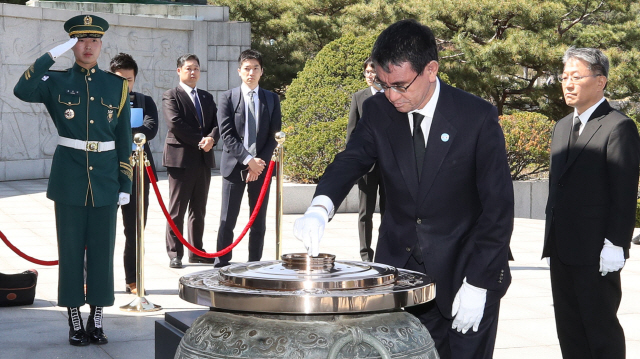 고노 다로 일본 외무상이 11일 오후 서울 동작구 국립현충원을 찾아 현충탑에 분향하고 있다. /연합뉴스