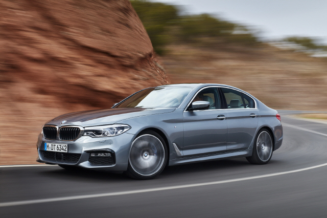 BMW ‘뉴 5시리즈’는 지난해 4월부터 본격 고객 인도가 이뤄진 후 현재까지 1년간 꾸준한 사랑을 받고 있다. 라인업을 총 13개로 늘려 고객의 다양한 요구와 취향에 대응하고 있다. /사진제공=BMW코리아