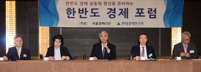 추궈훙(가운데) 주한 중국대사가 11일 서울 반얀트리호텔에서 열린 ‘한반도경제포럼’에서 강연하고 있다. 추 대사는 이날 “북한의 핵 폐기가 진전을 이루고 평화체제가 구축되는 과정에서 중국이 주한미군 철수를 요구하는 일은 없을 것”이라고 말했다. /송은석기자