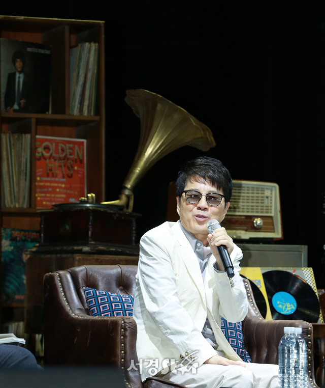 가수 조용필이 11일 오후 서울 용산구 블루스퀘어 아이마켓홀에서 열린 데뷔 50주년 기념 기자 간담회에 참석하고 있다.