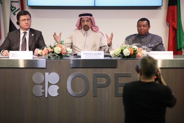 칼리드 알팔리(가운데) 사우디아라비아 석유장관이 지난해 11월 오스트리아 빈에서 열린 OPEC 회의에서 기자들의 질문에 답하고 있다./블룸버그