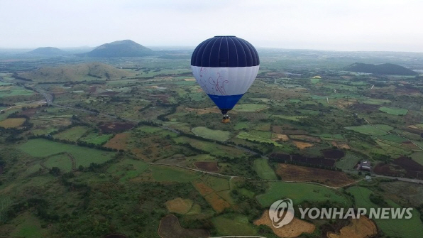 제주 상공을 날고 있는 열기구의 모습./연합뉴스