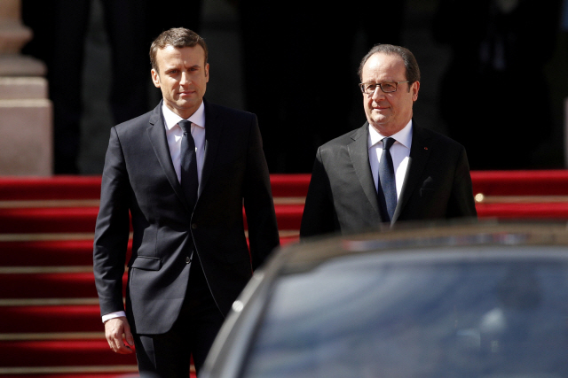 에마뉘엘 마크롱 프랑스 대통령(왼쪽)과 프랑수아 올랑드 전 대통령/로이터연합뉴스