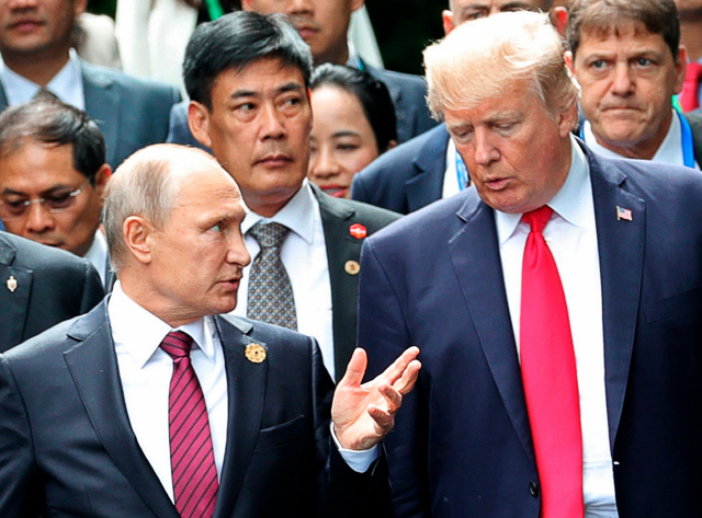 도널드 트럼프 미국 대통령(오른쪽)과 블라디미르 푸틴 러시아 대통령이 지난해 11월 베트남 다낭에서 열린 아시아태평양경제협력체(APEC) 정상회의에서 대화를 나누고 있다./(워싱턴=AP연합뉴스)