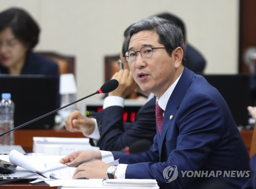 김학용 자유한국당 의원에 따르면 국방부가 군 복무기간 단축과 관련해 구체적인 내용을 명시하지 못한 채 국방개혁안 발표를 할 가능성이 크다고 국회에 보고했다./연합뉴스