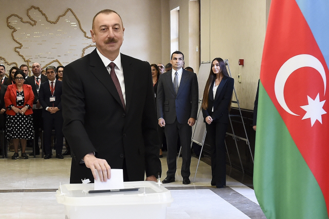 일함 알리예프 아제르바이잔 대통령이 대선일인 11일(현지시간) 수도 바쿠의 한 투표소에서 한 표를 행사하고 있다. 이날 알리예프 대통령은 예상대로 압승을 거두며 4연임에 성공했다./바쿠=AP연합뉴스