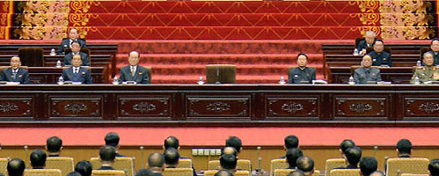 지난 11일 평양 만수대의사당에서 열린 북한 최고인민회의 제13기 6차 회의에서 김정은 국무위원장의 자리(가운데)가 비어 있다.  　 /연합뉴스