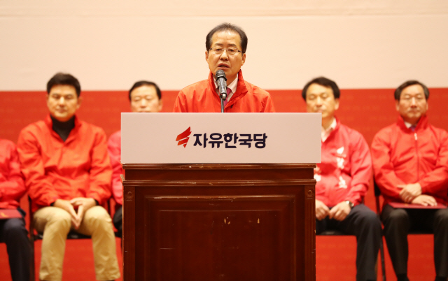 홍준표 자유한국당 대표가 12일 오전 국회 의원회관 대회의실에서 열린 6·13 지방선거 후보자 출정식에서 인사말을 하고 있다. / 연합뉴스