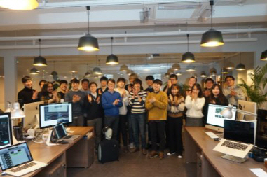 서울 강남구의 가우디오 한국 사무실에서 오현오(앞줄 왼쪽) 가우디오 대표와 직원들이 미국 진출 1년을 기념하면서 축하하고 있다. /사진제공=가우디오