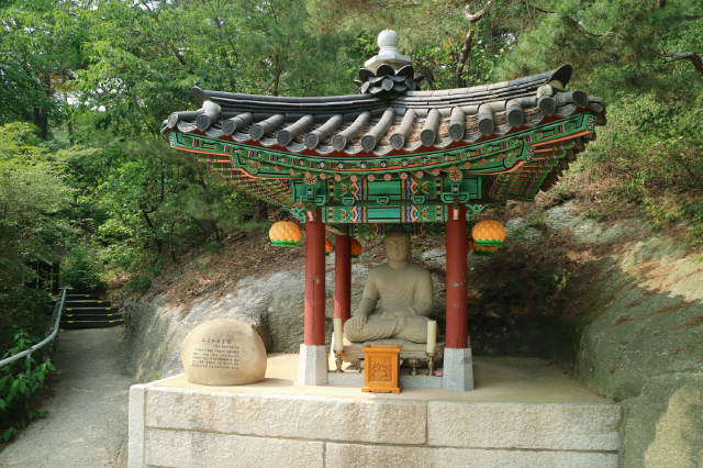 청와대에 위치한 ‘경주 방형대좌 석조여래좌상’/사진제공=문화재청