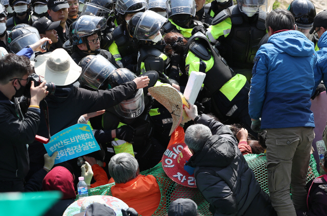 12일 고고도미사일방어체계(THAAD·사드) 기지 진입로인 경북 성주군 초전면 소성리 진밭교에서 장비 반입에 반대하는 주민 및 시민단체 관계자들이 경찰과 충돌하고 있다.          /성주=연합뉴스