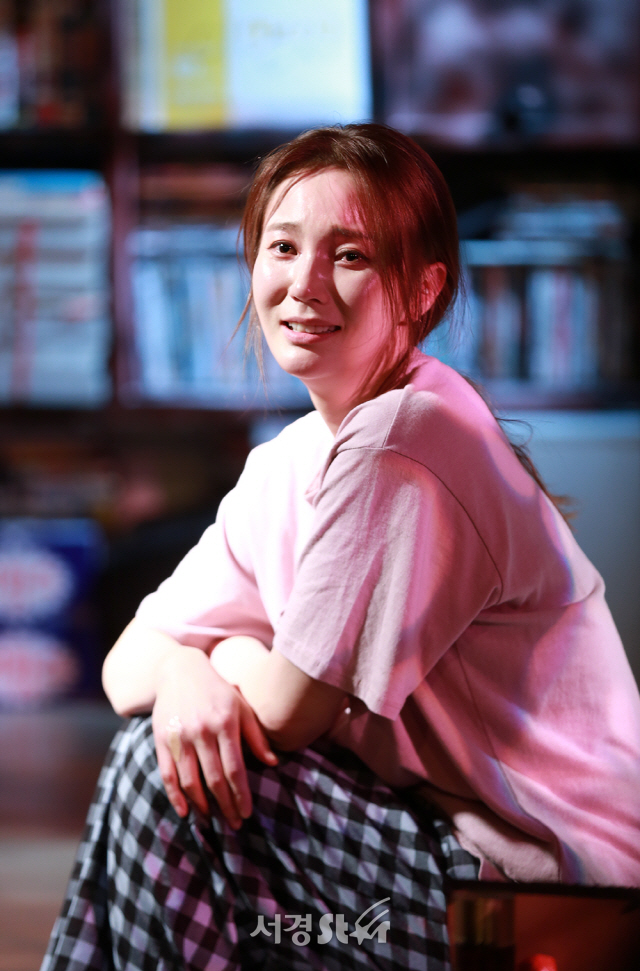 배우 안혜경이 12일 오후 서울 종로구 드림시어터에서 열린 연극 ‘임대아파트’ 프레스콜에 참석해 열연을 펼치고 있다.