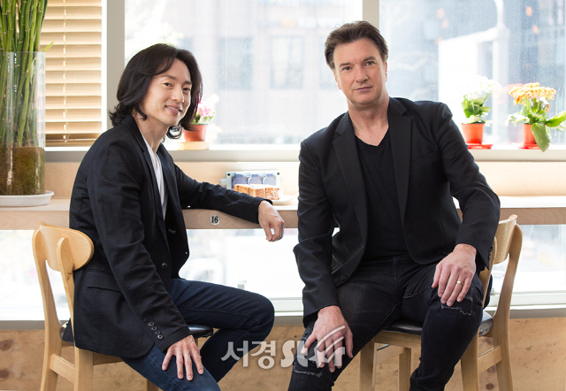 배우 마이클리, 브래드 리틀이 12일 오후 서울 강남구 한 카페에서 서경스타와의 인터뷰에 앞서 포토타임을 갖고 있다.