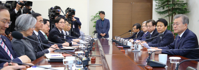 지난 11일 문재인 대통령이 청와대에서 열린 5차 남북정상회담 준비위원회에서 위원들에게 발언하고 있다. /연합뉴스