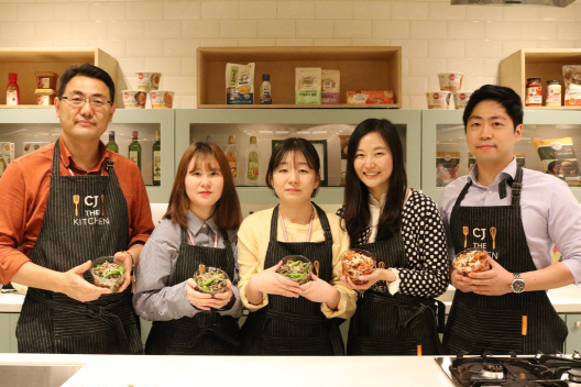 지난 12일 서울 중구 CJ제일제당 본사에서 반찬을 만들어 미혼한부모 가정에 전달하는 ‘찬찬찬 프로젝트’에 참여한 직원들이 자신이 만든 반찬을 들어보이고 있다. 찬찬찬 프로젝트는 32명의 임직원이 참여, CJ제일제당 제품을 활용해 총 200인분의 영양반찬을 만들었다. CJ제일제당은 이 행사를 올해 6회 진행하는 한편 반찬을 다양화하고 수혜 지역도 확대할 예정이다. /사진제공=CJ제일제당