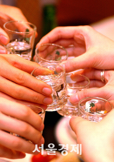 다수의 나라에서 안전한 술 소비를 위해 제시하는 음주 권고량 기준이 너무 느슨하다는 연구결과가 발표됐다./서울경제DB