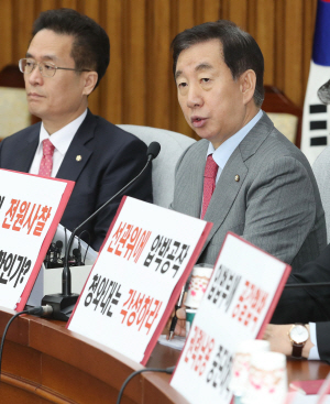 김성태 자유한국당 원내대표가 13일 오전 국회에서 열린 원내대책회의에서 발언하고 있다./연합뉴스