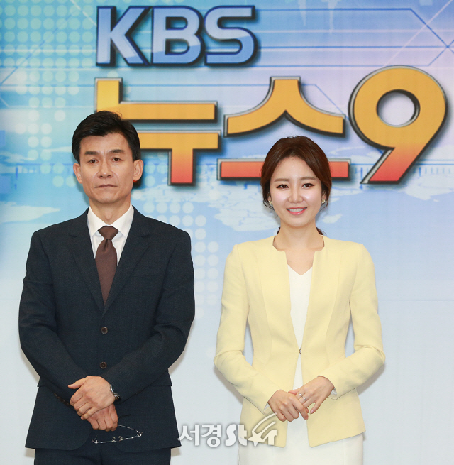 김철민 기자, 김솔희 아나운서가 13일 오전 서울 영등포구 KBS 신관 웨딩홀에서 열린 KBS 뉴스 새 앵커 기자간담회에 참석해 포토타임을 갖고 있다.